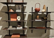 De collectie van Ethnicraft bestaat onder andere uit eettafels, eetkamerstoelen, dressoirs en textielaccessoires.